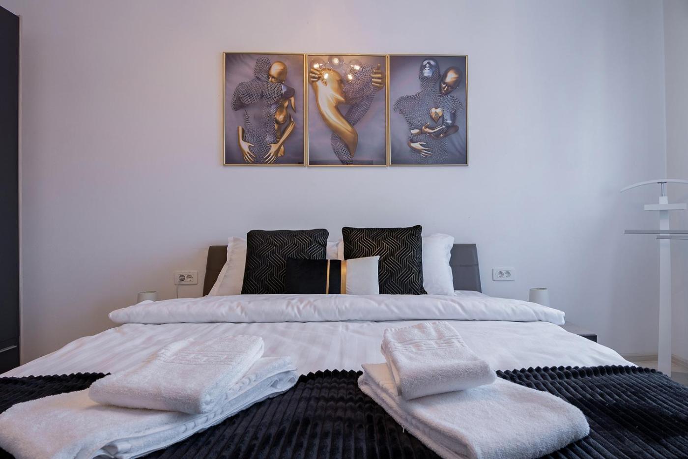 With Free Parking Near Coresi Mall By Mm Host Apartment *