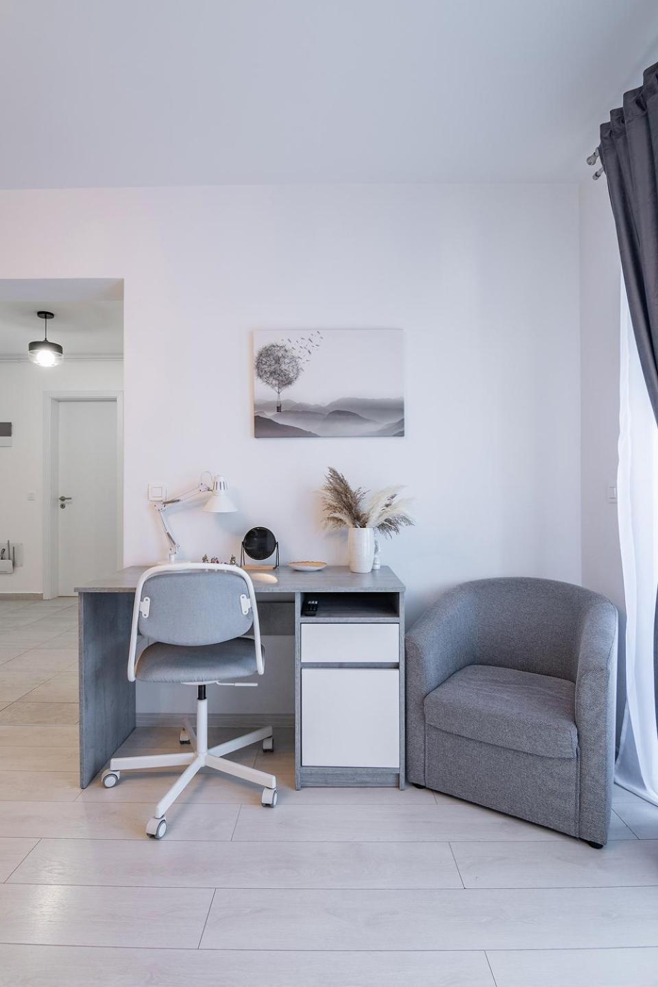 Apartment With Free Parking Near Coresi Mall By Mm Host