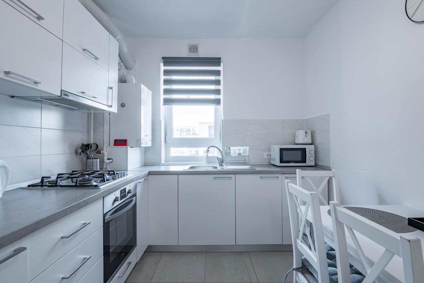 Apartment With Free Parking Near Coresi Mall By Mm Host