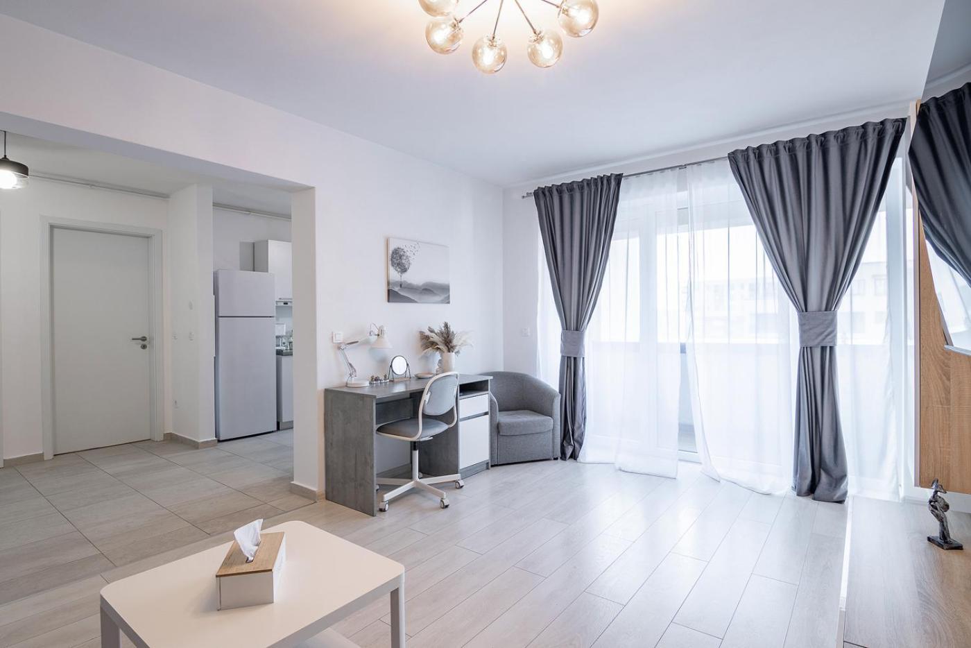 Apartment With Free Parking Near Coresi Mall By Mm Host