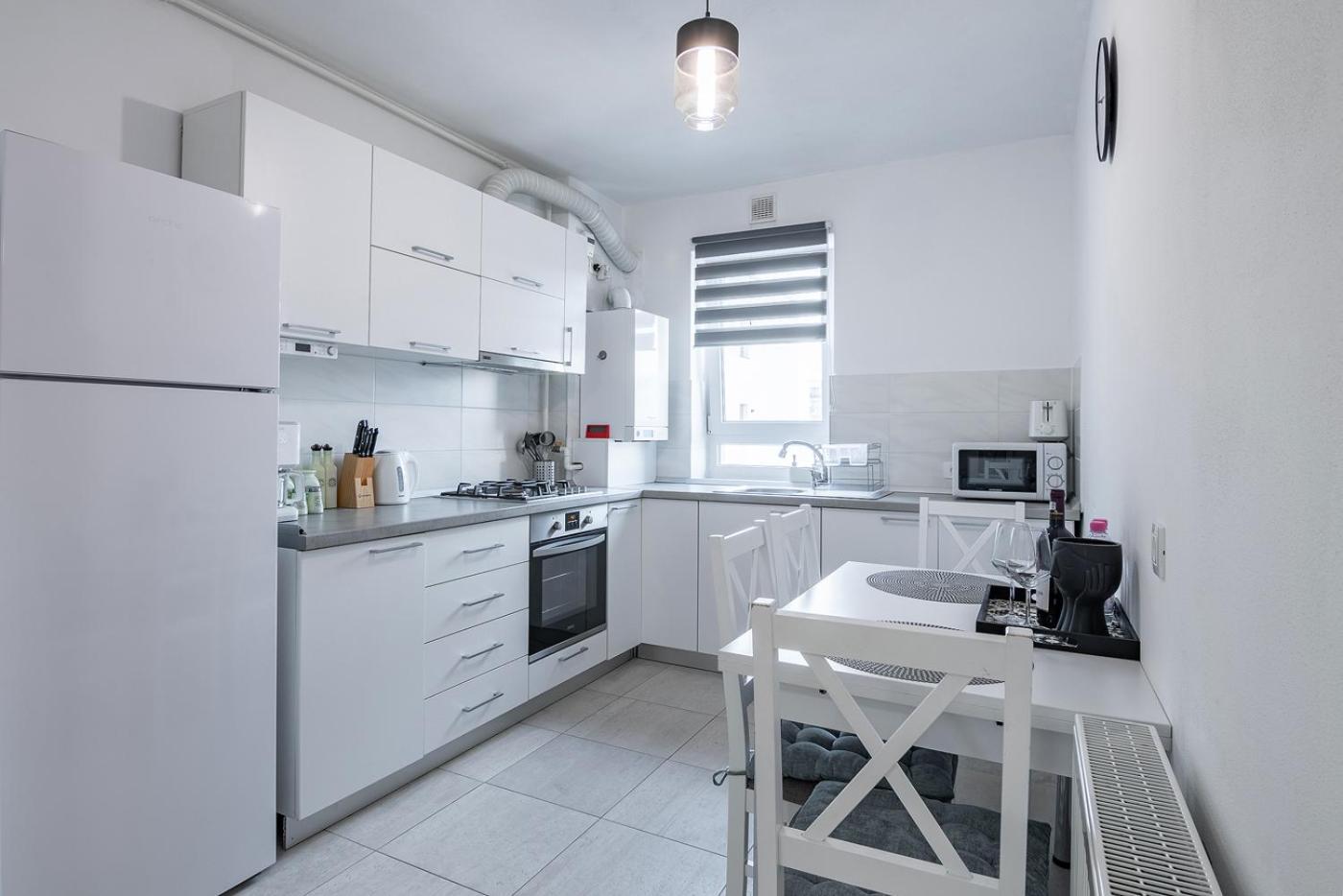 Apartment With Free Parking Near Coresi Mall By Mm Host *